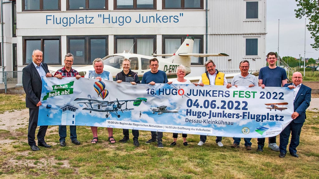 Die Organisatoren und Mitstreiter vom „Flugplatz-Stammtisch“ haben ein buntes Programm für den Sonnabend auf die Beine gestellt.