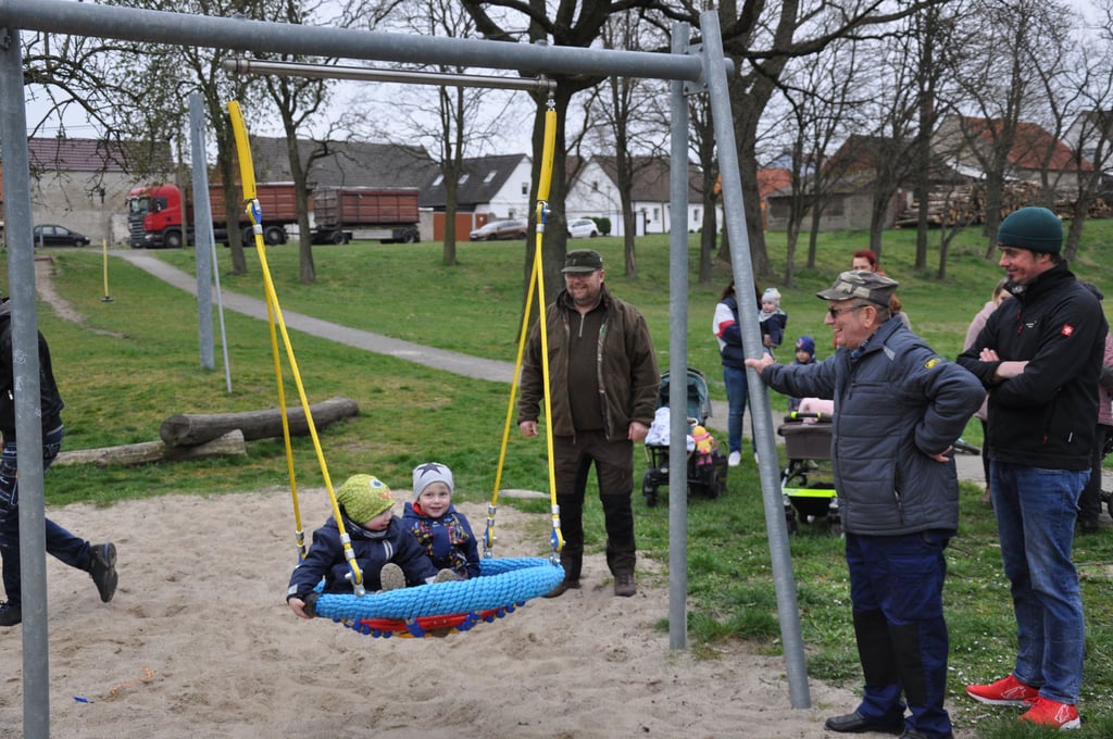Die neue Nestschaukel auf dem Spielplatz in Paplitz musste zunächst wieder abgebaut werden.