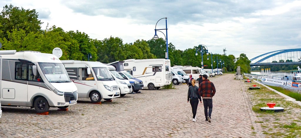 Zu den beliebtesten Wohnmobil-Stellplätzen in Sachsen-Anhalt gehört der Petriförder direkt an der Elbe im Stadtzentrum von Magdeburg.