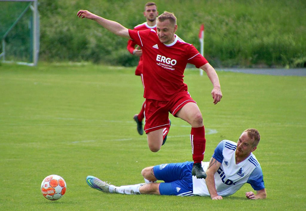 Niegripps Kevin Schröck (am Boden) versucht Sven Hieronymus (Seehausen) per Grätsche zu stoppen. 