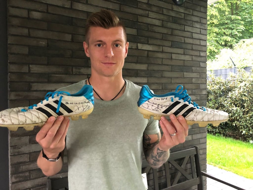 Real Madrid-Star Toni Kroos versteigert wie 2018 seine im Champions League-Finale getragenen Schuhe für einen guten Zweck.