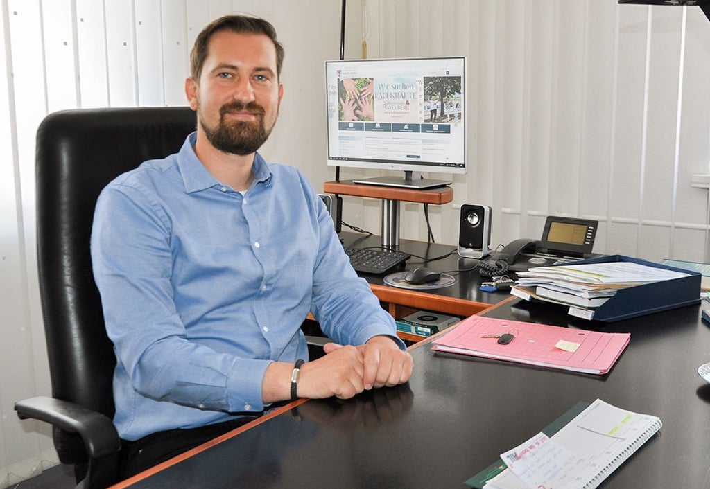 Bürgermeister Mathias Bölt hat am Mittwoch sein Büro im Havelberger Rathaus in Besitz genommen. Die Eingangskiste mit Post und Terminen ist schon gut gefüllt.   