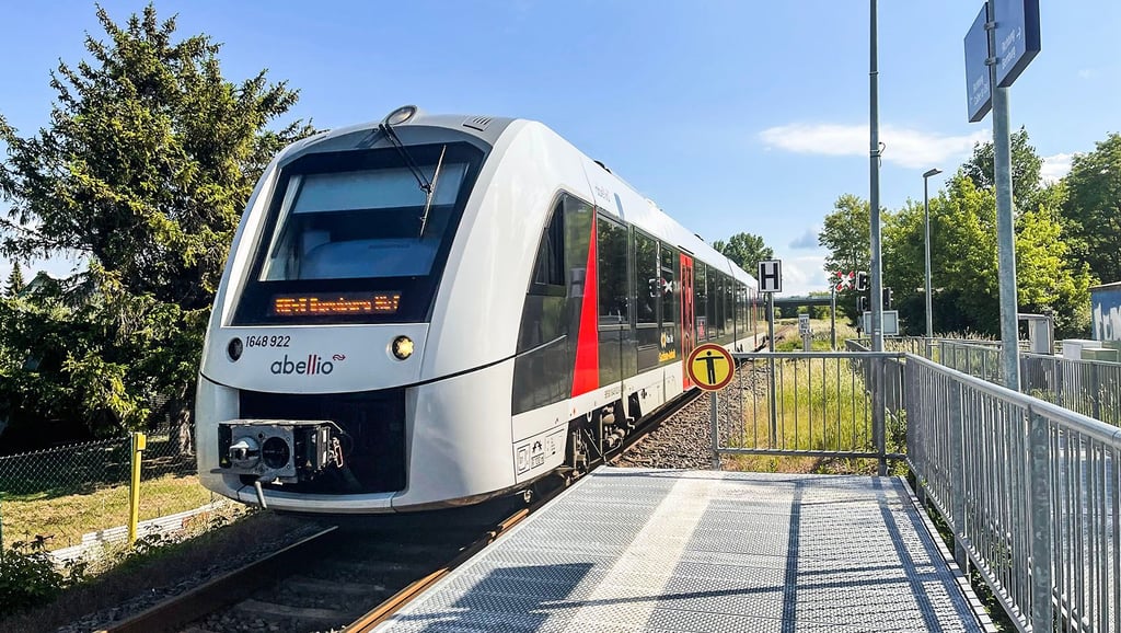 Die Regionalbahn nach Bernburg fährt ein am Bahnhaltepunkt Calbe Stadt. Der Bahnsteig ist menschenleer. Der ganz große Ansturm auf die Züge ist zum Ticketstart ausgeblieben.