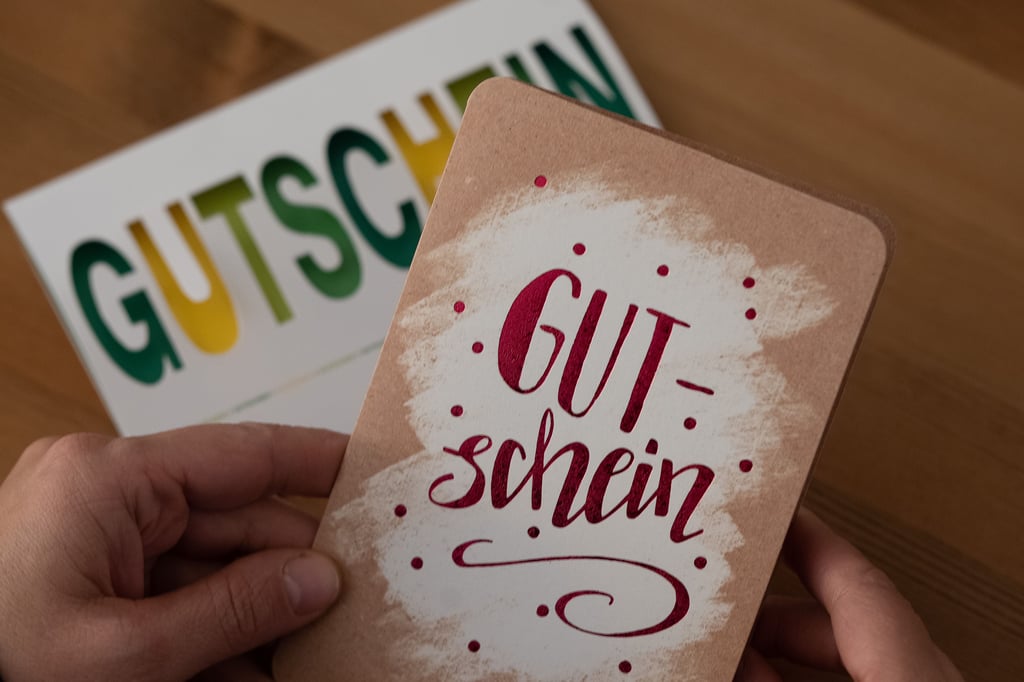 Ein Geschenkgutschein wird laut