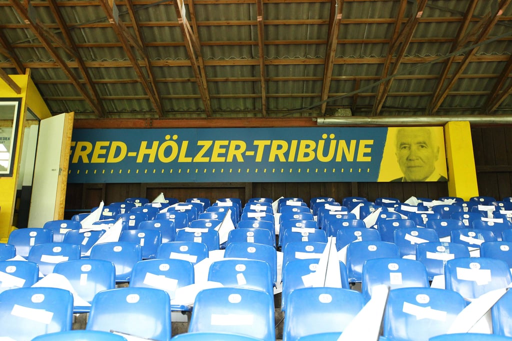 Die alte Holztribüne des Hoheluft-Stadions