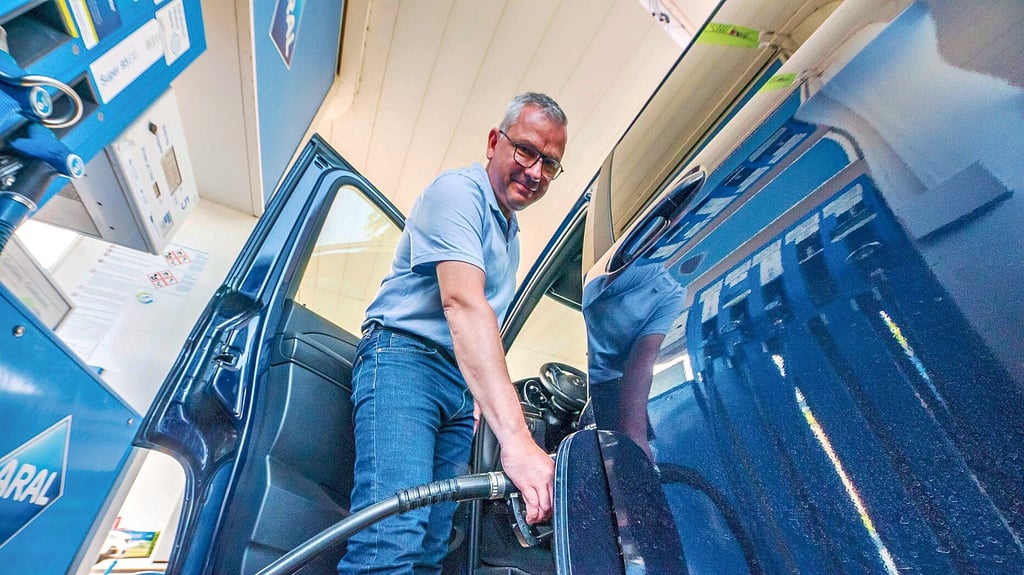 Kai Rößer ist Außendienstler und Vielfahrer. Über den Rabatt von fast 50 Cent je Liter Diesel freute er sich.