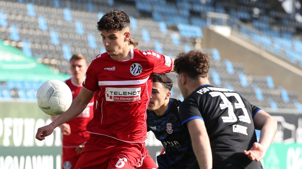 Daniel Elfadli (l.) wechselt aus Aalen zum 1. FC Magdeburg.