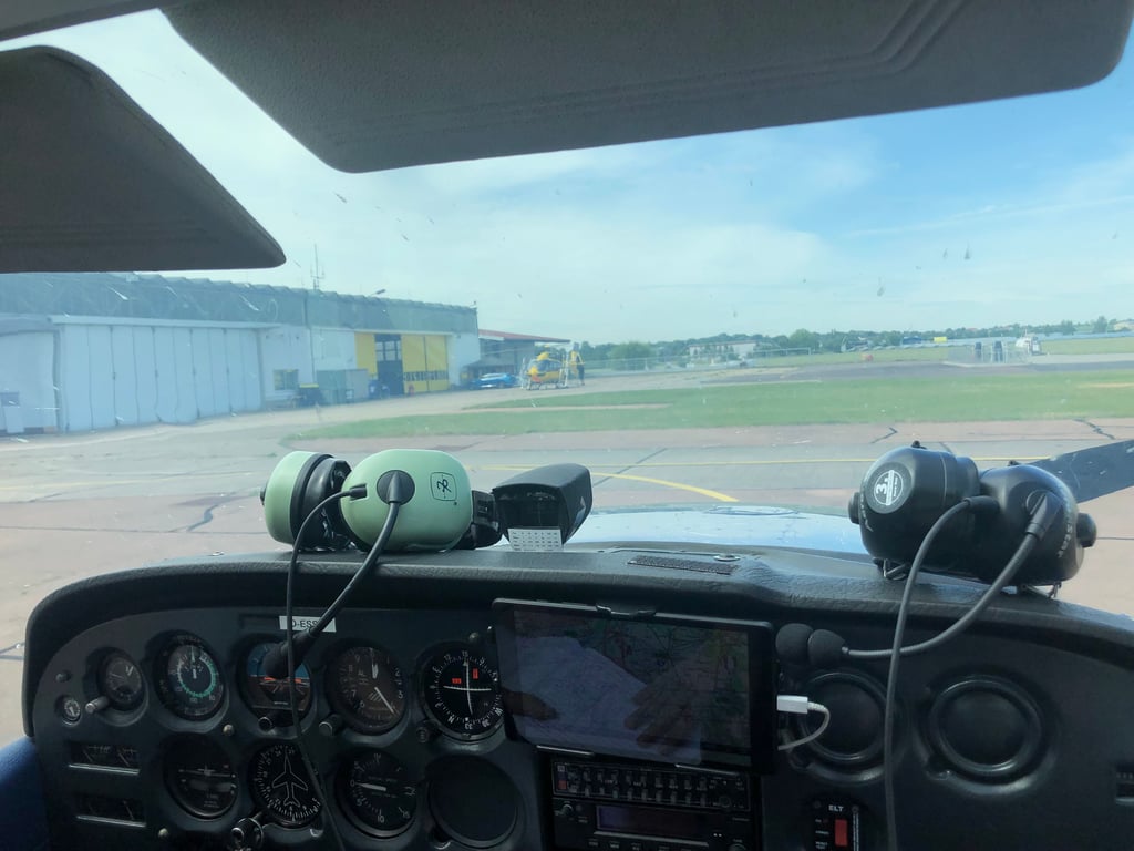 Der Blick aus einer Cessna auf dem Flugplatz Halle/Oppin.