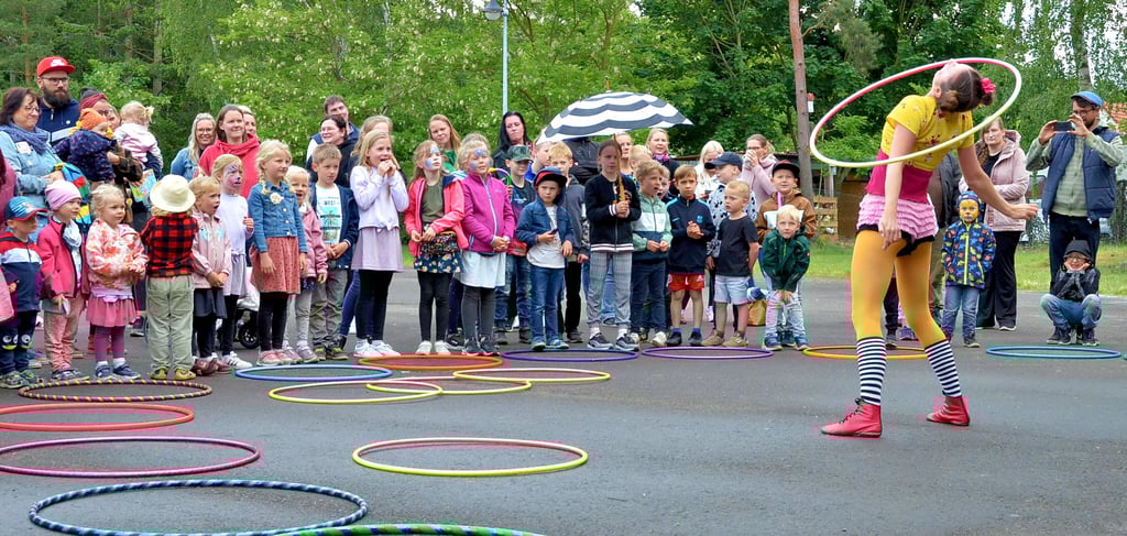 Wahnsinn! Hula-Hoop-Artistin Kristin Lahoop aus Gülpe kann mit bis zu fünf Reifen gleichzeitig tanzen - hier balanciert sie einen Reifen sogar auf der Nase. Die Schollener und viele Gäste aus den umliegenden Orten kamen aus dem Staunen nicht heraus.