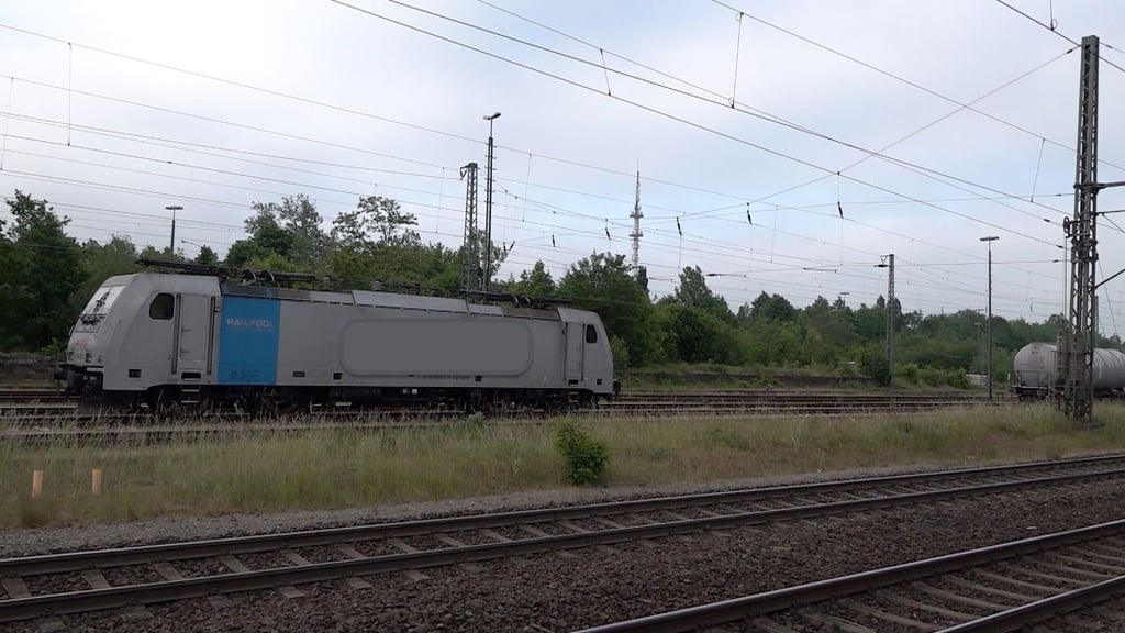 Diese Lokomotive im Bahnhof Helmstedt hat aufgrund eines Brandes für Verspätungen im Zugverkehr von und nach Magdeburg geführt. Auch Oberleitungen wurden beschädigt. Foto: