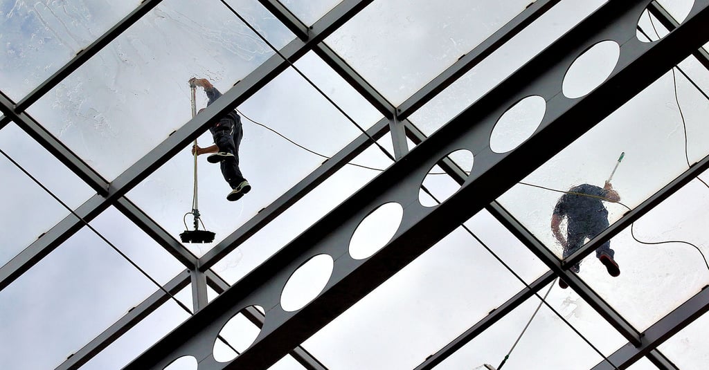Der Arbeitsmarkt in besonderen Zeite: Arbeitskräfte sind auch im Handwerk gefragt – hier einige Gebäudereiniger bei ihrem Einsatz auf einem Glasdach. Doch was hat beispielsweise der Ukrainekrieg und seine Folgen für Auswirkungen auf Magdeburg?
