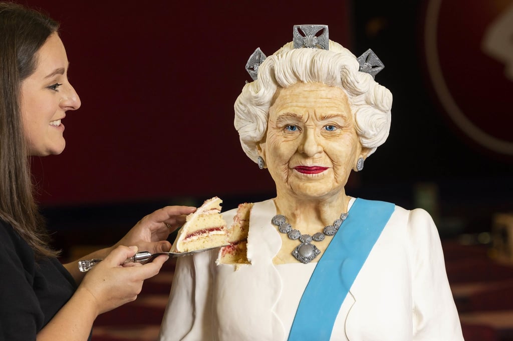 Bäckerin Lara Mason von Cake Anything enthüllt eine lebensgroße Torte von Königin Elisabeth II. in Birmingham.