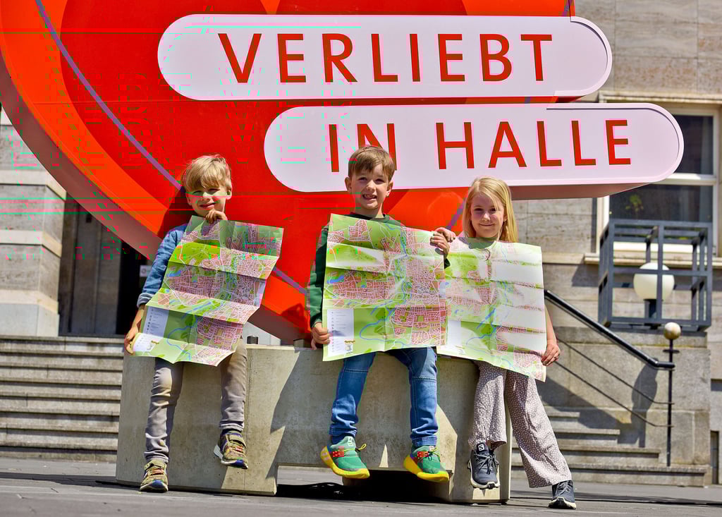 Emil (links), Karl und Frieda kennen sich mit dem neuen Stadtplan für Kinder schon gut aus. 51 Freizeitziele für die Jüngsten sind darauf vermerkt.