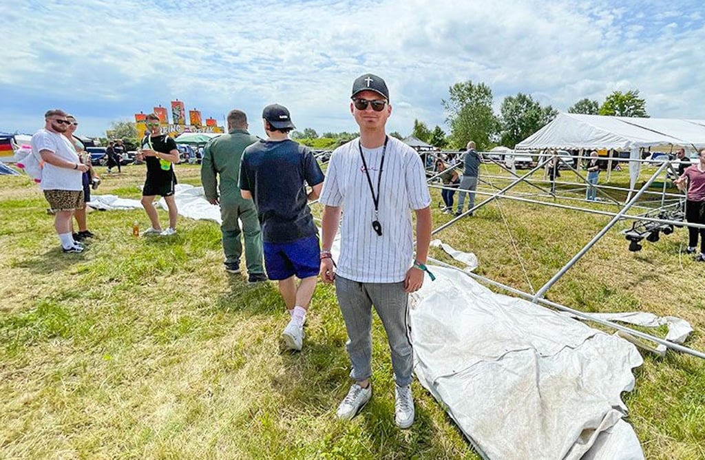 Das Sputnik Spring Break-Festival steht in den Startlöchern: Auf dem Campingplatz entsteht am Mittwochmittag dieses Zelt für etwa 500 Personen.