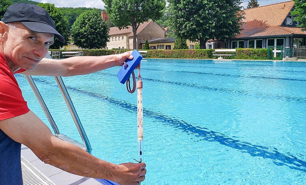 Zum Start der Badesaison beträgt die Wassertemperatur im Ludwigsbad 17 Grad Celsius, zeigt DLRG-Rettungsschwimmer Gert Hillmann.
