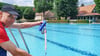 Zum Start der Badesaison beträgt die Wassertemperatur im Ludwigsbad 17 Grad Celsius, zeigt DLRG-Rettungsschwimmer Gert Hillmann.