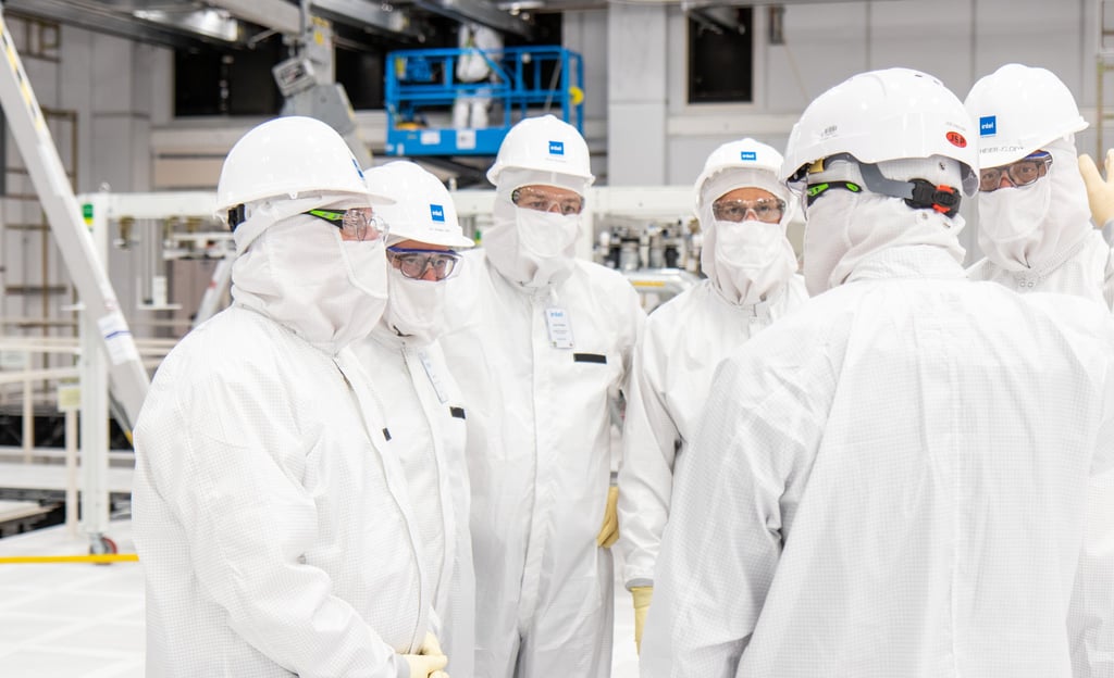Intel produziert Mikrochips in Reinräumen, die tausendmal sauberer sind als OP-Säle: Ab 2027 sollen zwei Halbleiterfabriken in Magdeburg den Betrieb aufnehmen.