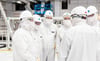 Intel produziert Mikrochips in Reinräumen, die tausendmal sauberer sind als OP-Säle: Ab 2027 sollen zwei Halbleiterfabriken in Magdeburg den Betrieb aufnehmen. 