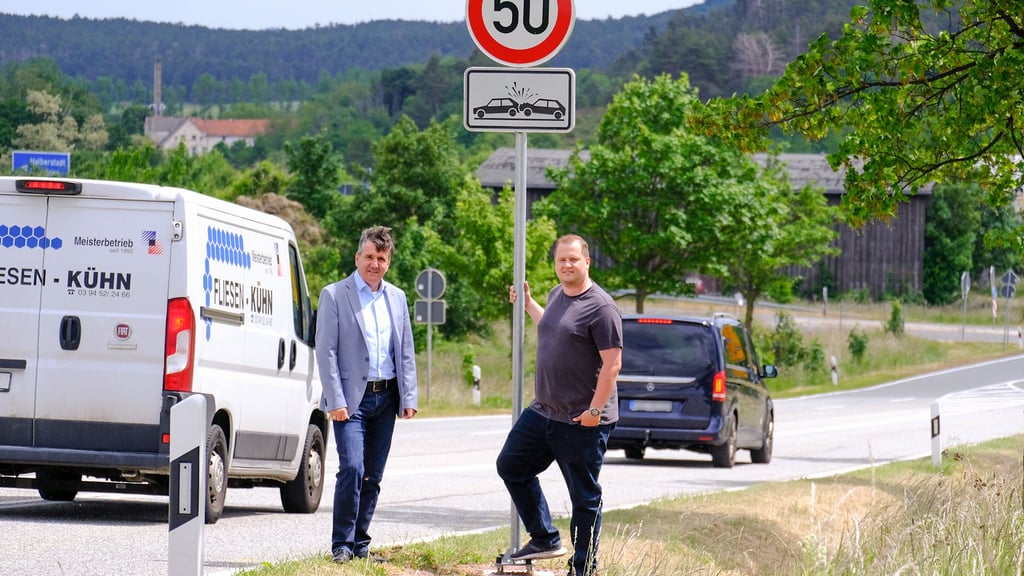 Landrat Thomas Balcerowski (links) und Denny Behrendt, Initiator der Harzer Blitzergruppe, haben gemeinsam die Initiative ergriffen, um den Unfallschwerpunkt am Heimburger Berg zu entschärfen. Seit kurzem gilt Tempo 50 in Richtung Pfeifenkrug schon kurz hinter dem Ortsausgang Heimburg.
