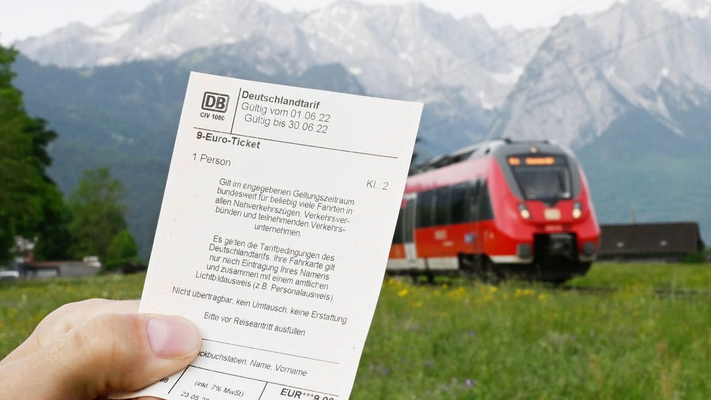 Mit dem 9-Euro-Ticket und der Deutschen Bahn zur Bergkulisse des Wettersteingebirges.