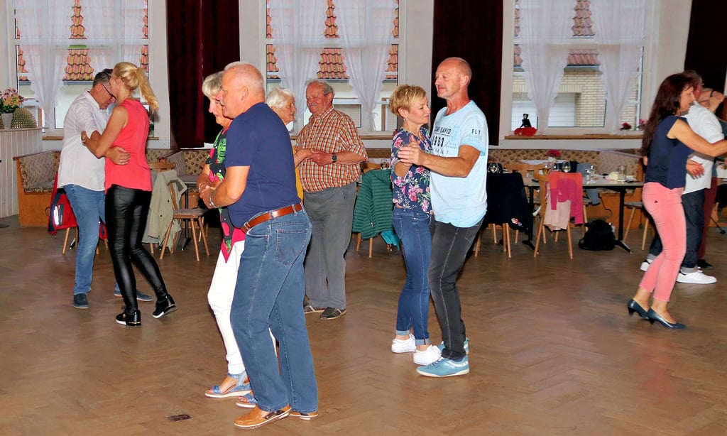 Ein selten gewordenes Bild: Im Saal der Gaststätte „Goldene Krone“ in Möckern wird getanzt.