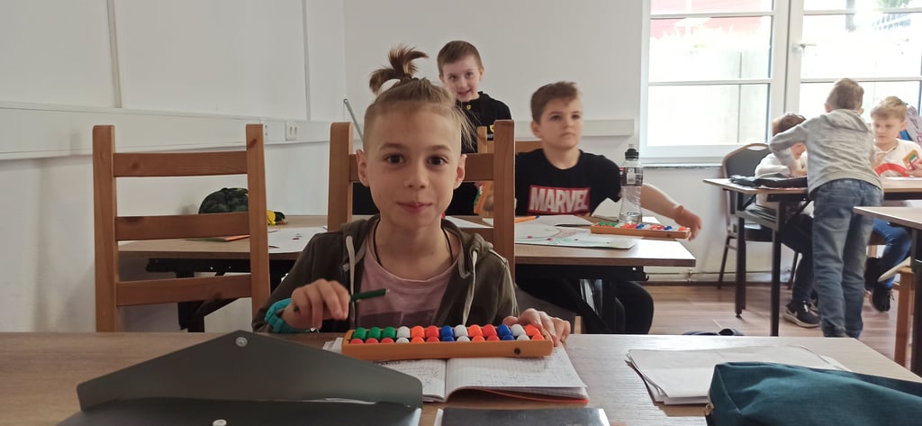 Im Moment werden in den Räumen in Stadtfeld-Ost noch ausschließlich ukrainische Kinder unterrichtet. Das Ziel ist jedoch eine internationale Schule, die allen Kindern offenstehen soll, egal ob aus Deutschland, der Ukraine oder anderswo her.