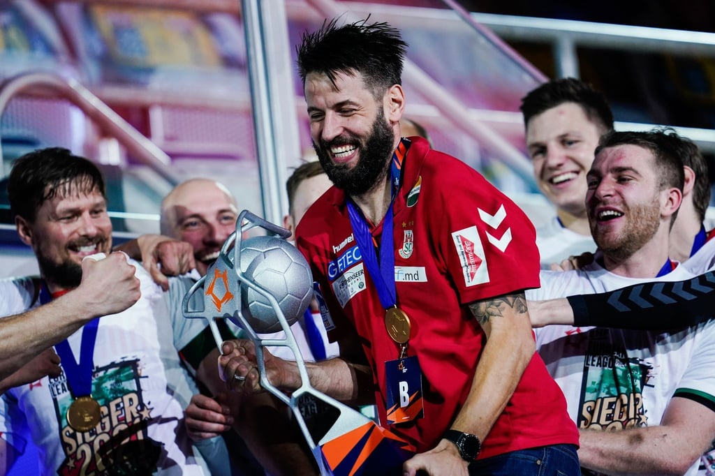 Magdeburgs Trainer Bennet Wiegert jubelt mit seiner Mannschaft.