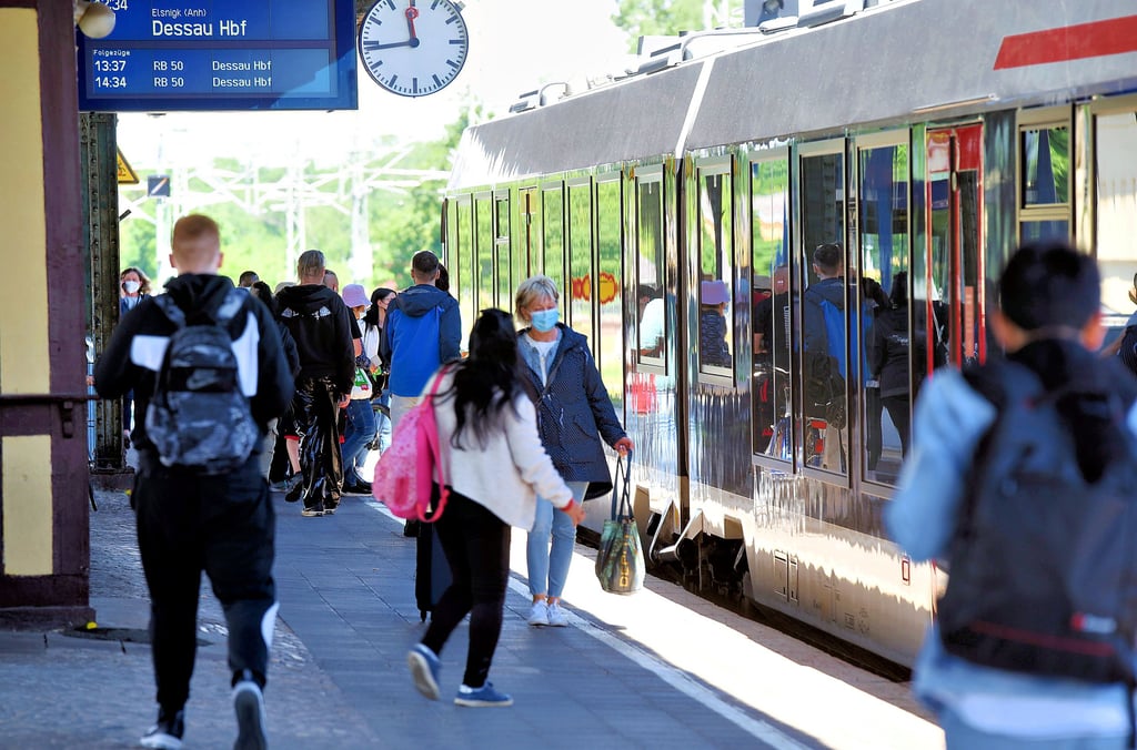 Fahrgäste am Mittwochmittag am Bahnhof in Köthen: Einen Andrang von Reisenden am Morgen hatte es nicht gegeben.