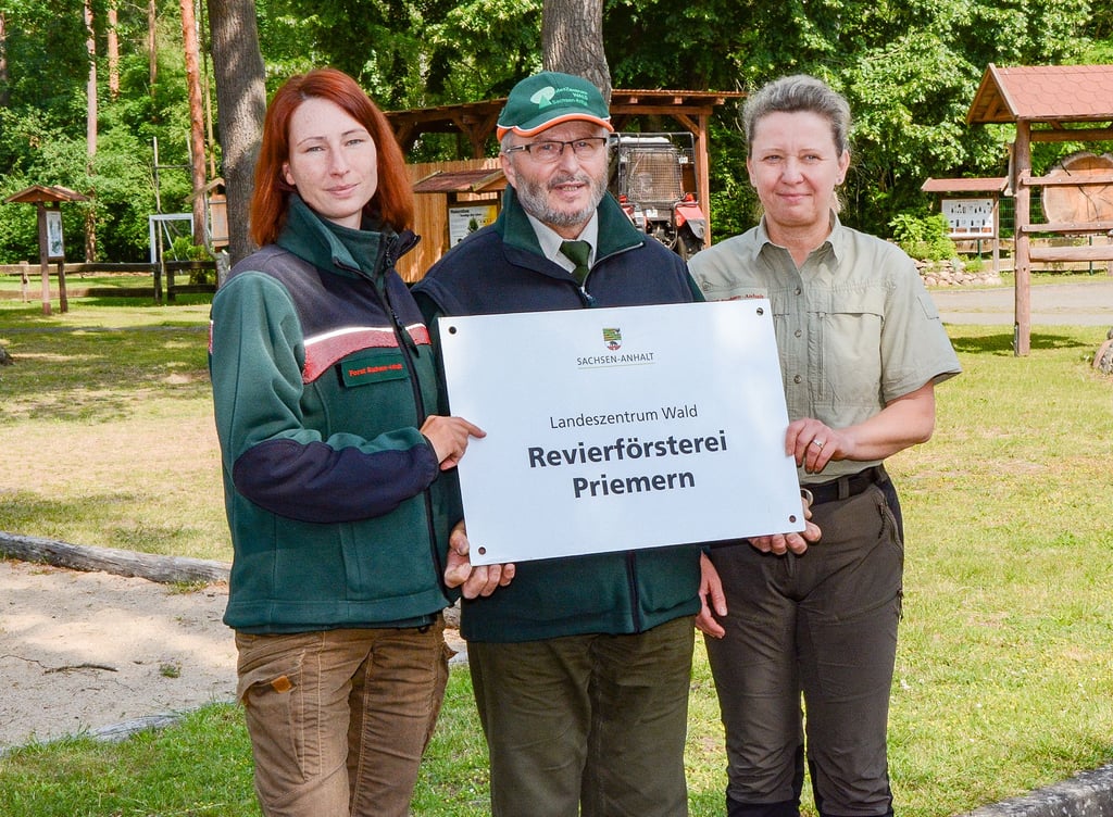 Anja Philips (l.) tritt die Nachfolge von Detlef Otto im Revier Priemern an. Sie ist damit die einzige Fachfrau unter den derzeit zehn Revierleitern. Dafür ist das Forstamt bei Katja Döge fest in weiblicher Hand.