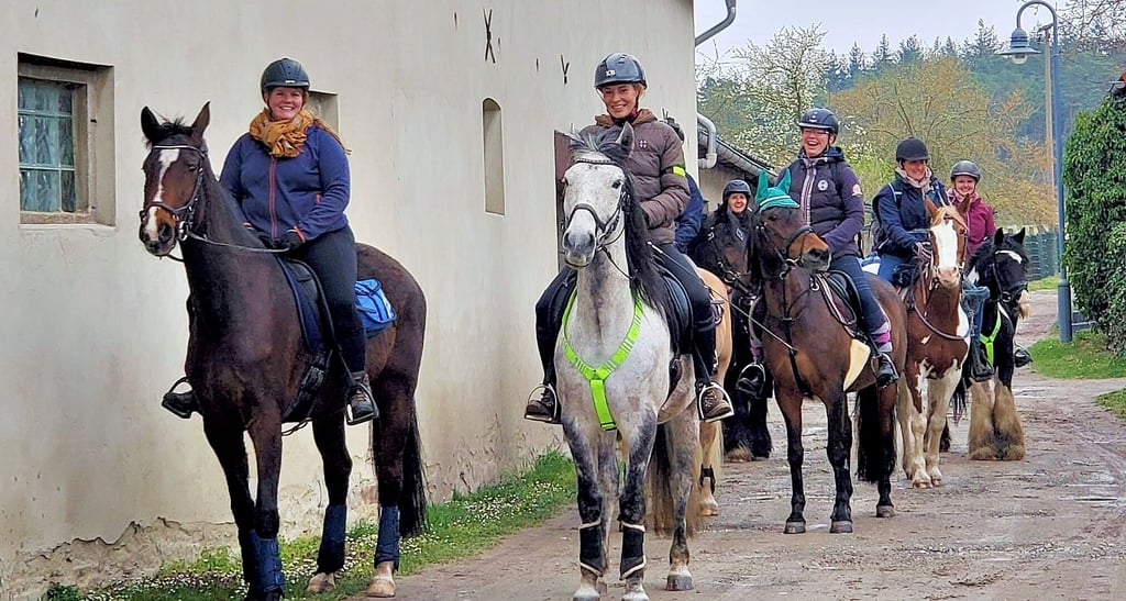 Einen Zwischenstopp auf ihrer Tour durch den Flechtinger Höhenzug legen Reitlehrerin Madleen Berger (Mitte) und ihre Begleiterinnen auf der „SiLu-Ranch“ in Eickendorf ein. Dort werden Reiter nach ihren Wünschen versorgt und Pferde artgerecht verpflegt.