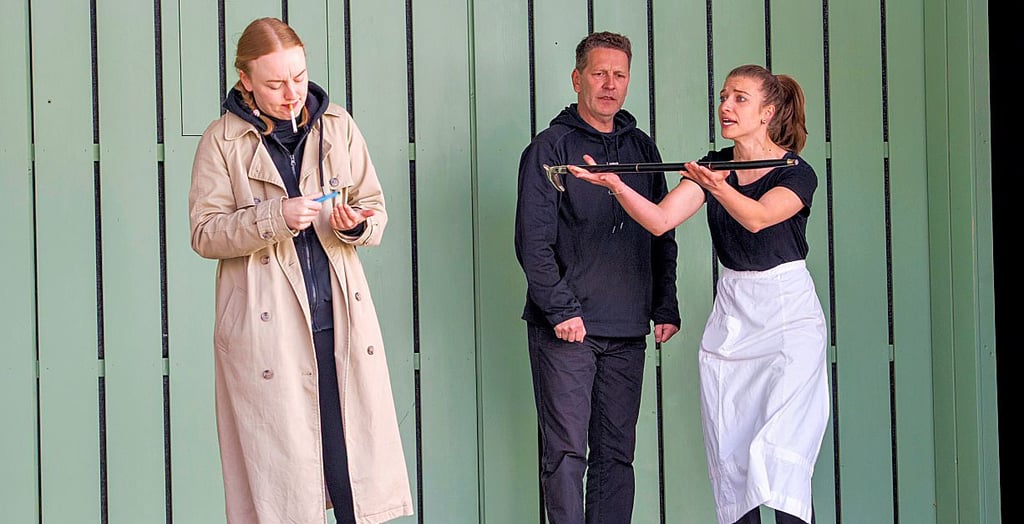 Der Stock, der Stock: Der Fall für Sherlock Holmes (l., Pia Koch) und Dr. Watson (Ireneusz Rosinski) - hier mit Wirtin Mrs. Hudson (Selena Bakalios) - beginnt.