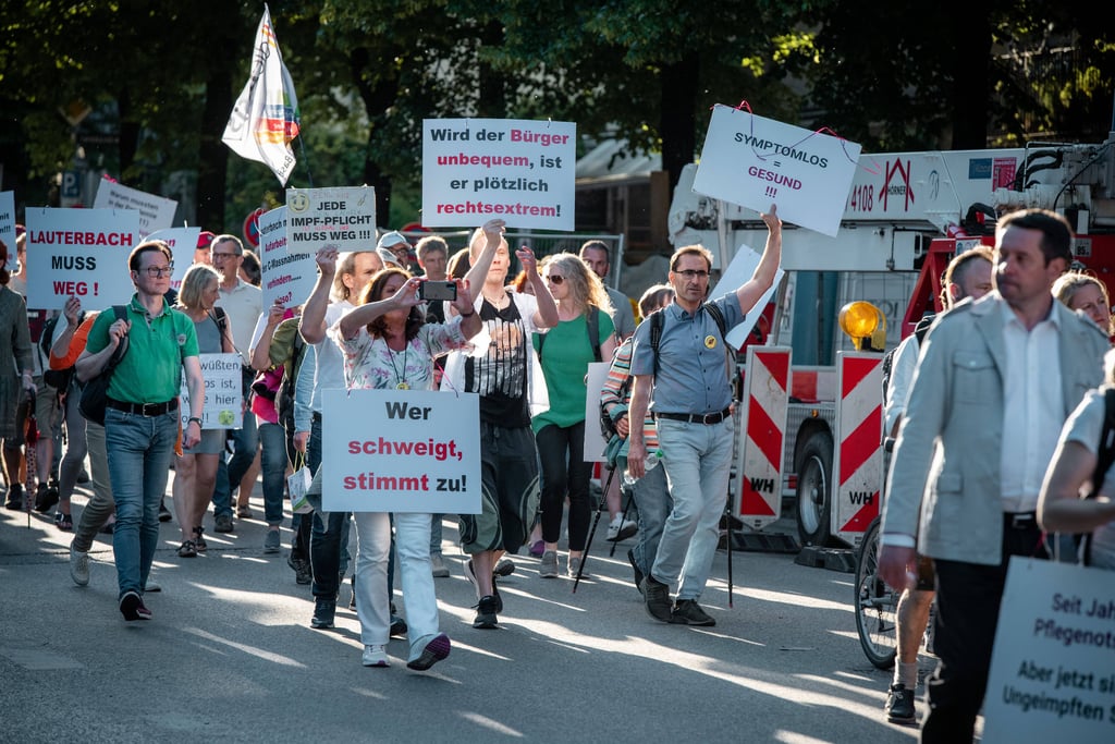 Impfgegner bei einer Demonstration.