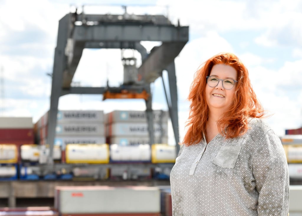 Auf dem Wasser fühlt sie sich zuhause: Wenn Binnenschifferin Iris Rutjes-Felsecker unterwegs ist, steuert sie zum Teil täglich einen anderen Hafen an.