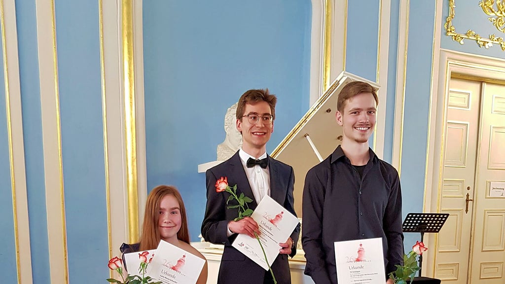Lara-Maria Schaefer, Yannik Kühne, Marcel Schendzielorz und Til Schöppe (v.li.) mit ihren Urkunden im Blauen Saal des Sondershäuser Schlosses.