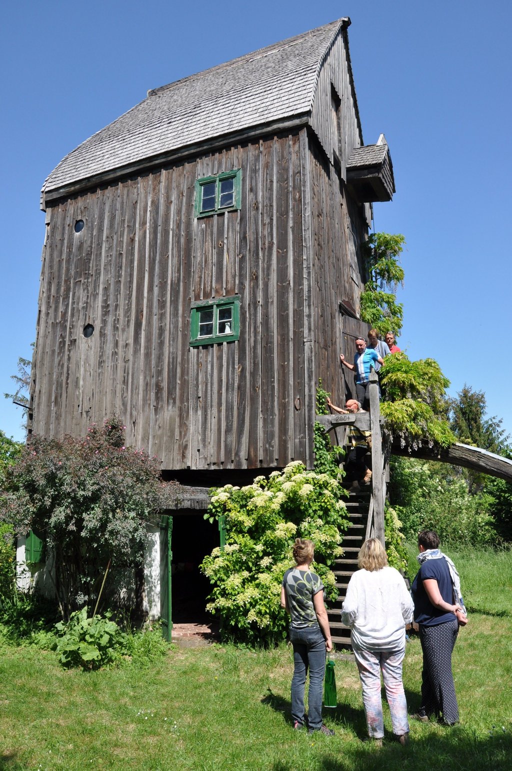 Die alte Bockwindmühle in Hakeborn ist ein interessantes technisches Denkmal und kann wieder besichtigt werden.