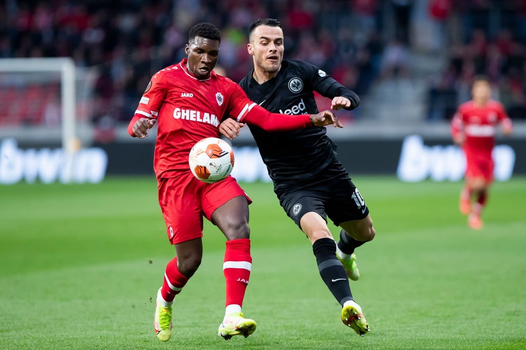 Aurélio Buta (l) im Einsatz für den FC Antwerpen gegen Filip Kostic von Eintracht Frankfurt.