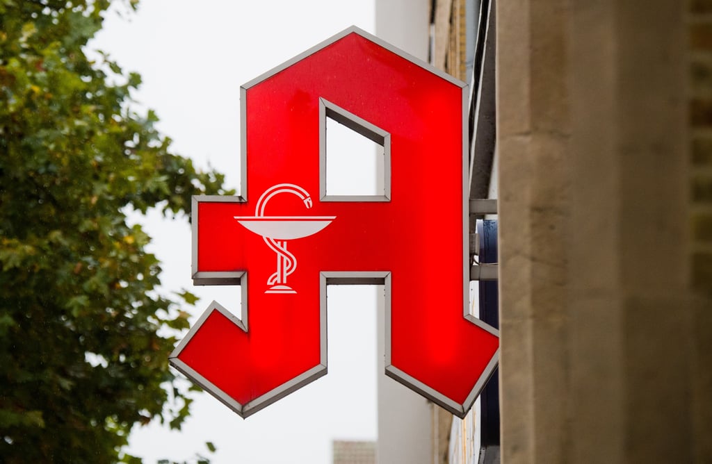 In Deutschland besteht das Logo der Apotheken aus einem roten A mit einer Schlange und einem Kelch darauf.