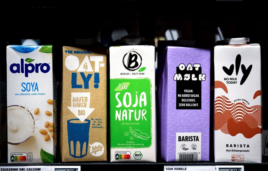 Früher war klar: „Milch“ meint Kuhmilch. Das ist in Deutschland heute anders. Pflanzliche Milchalternativen zum Beispiel aus Hafer boomen. Der Verbrauch von Kuhmilch sinkt.