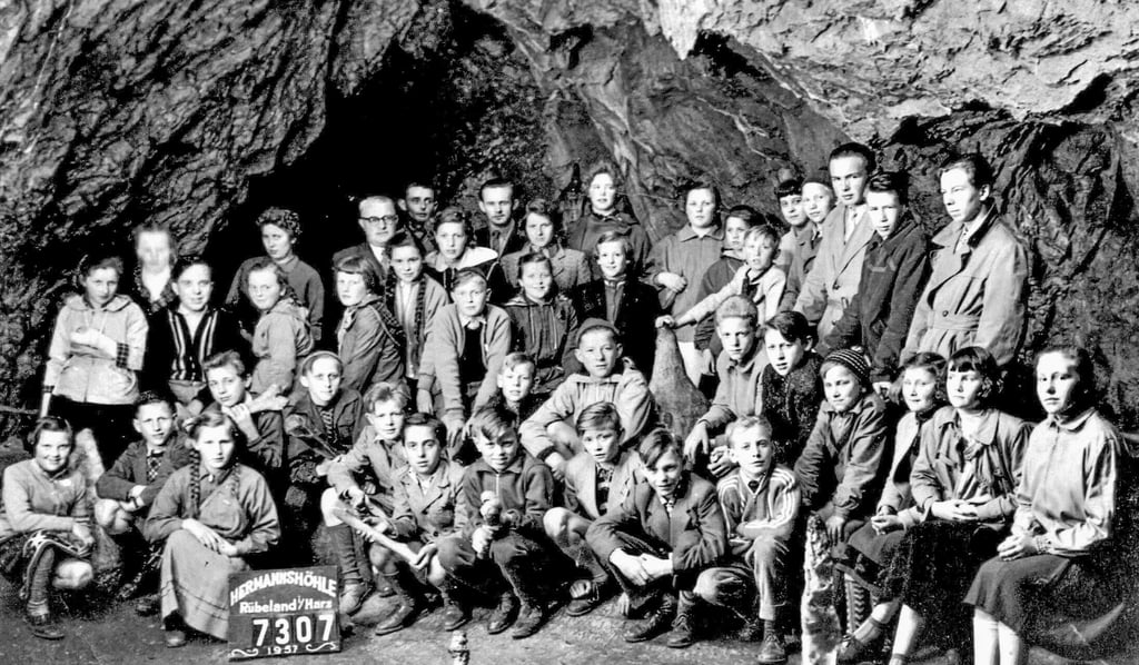 Autor Bernd-Uwe Meyer gehörte zu den Roklumer Schülern, die 1957 Halberstadt und hier auf dem Foto die Rübeländer Hermannshöhle besuchten. Er ist sitzend der Vierte von rechts.