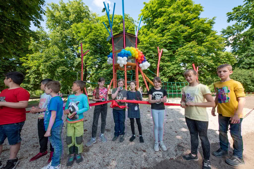 Die Kinder durften das Band durchschneiden und den Spielplatz eröffnen.