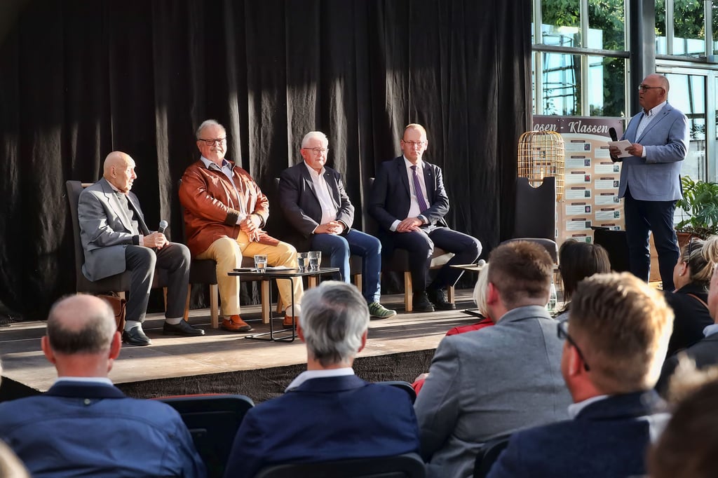 Bei der Gesprächsrunde am Dienstag, 31. Mai 2022, im Rosarium plauderten Klaus Czudaj, Fritz-Dieter Kupfernagel, Ralf Poschmann und Sven Strauß (v.l.n.r., alle sitzend) über ihre jeweilige Amtszeit als Oberbürgermeister von Sangerhausen. Moderiert wurde der Abend von MDR-Reporter Theo M. Lies (rechts, stehend).