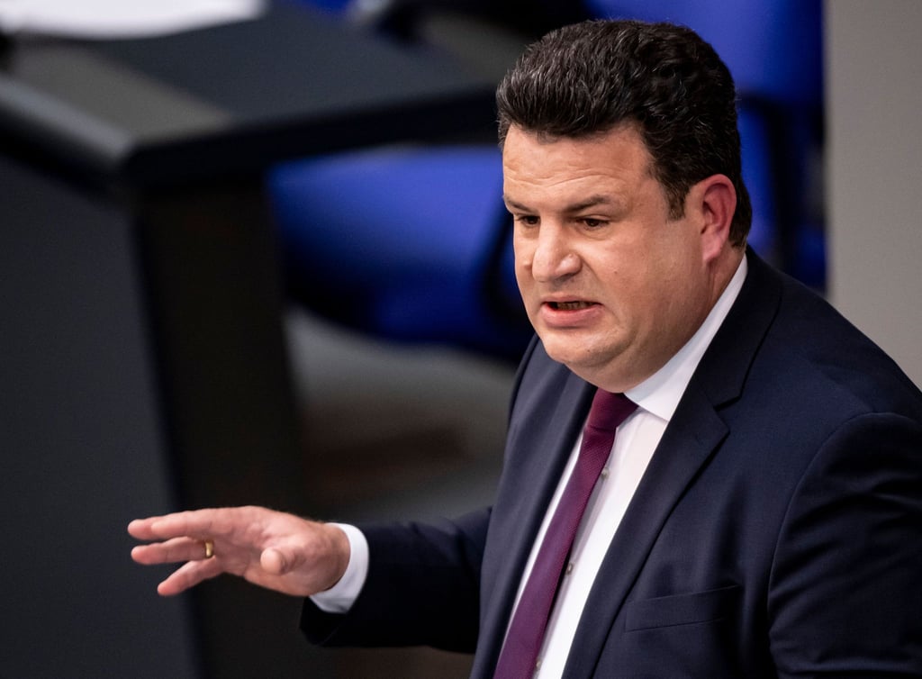 Bundesarbeitsminister Hubertus Heil (SPD) spricht zum Tagesordnungspunkt „Mindestlohn - geringfügige Beschäftigung“ im Bundestag.