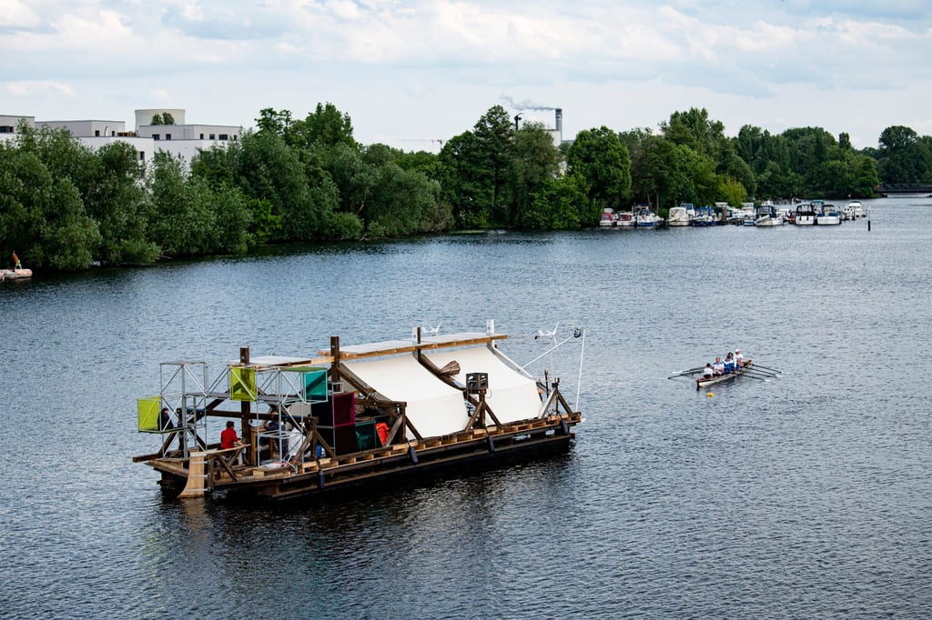 Das Schiff des documenta-Projekts „citizenship“ wird vom Ruder-Club Tegelort über die Havel gezogen.