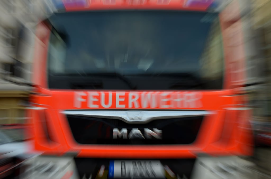 Symbolfoto - Mit vier Fahrzeugen rückte die Feuerwehr zu einem möglichen Wohnhausbrand in Eisleben aus.