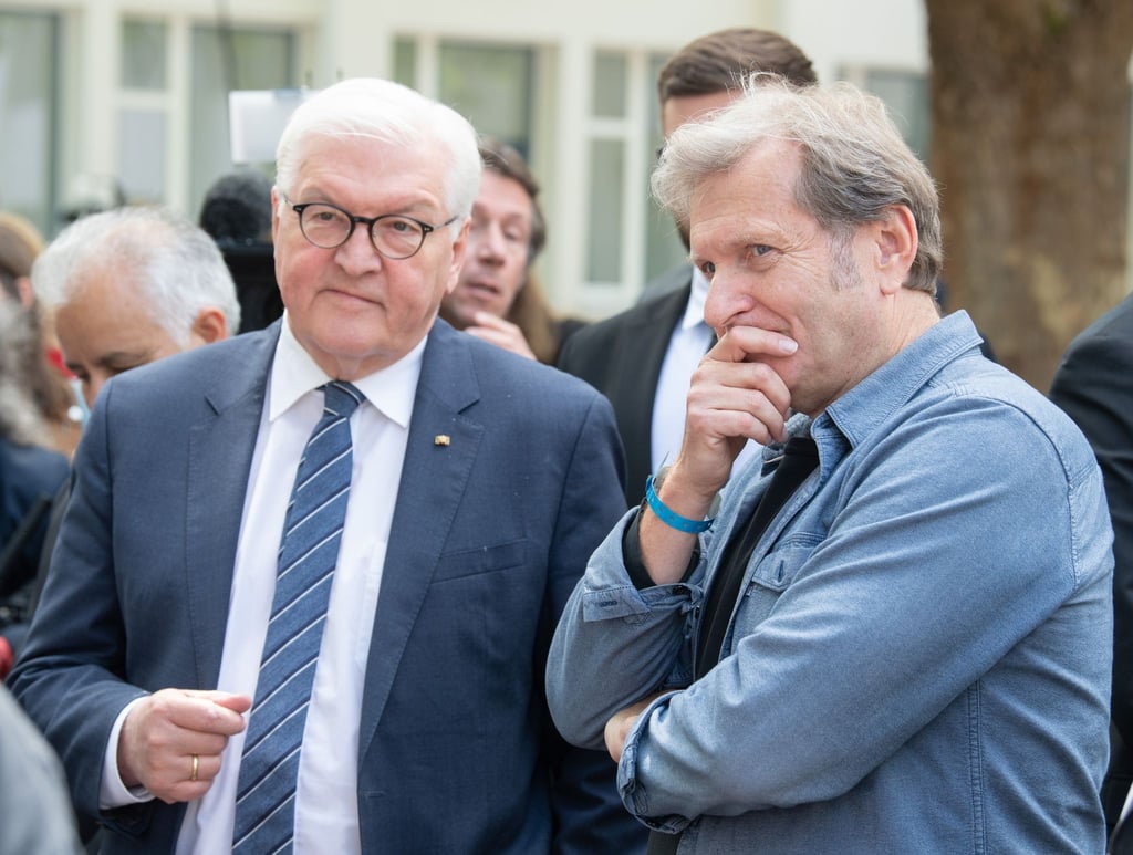 Bundespräsident Frank-Walter Steinmeier trifft bei seinem Besuch des Vereins „Armut und Gesundheit in Deutschland“ in Mainz dessen Vorsitzenden, Gerhard Trabert (r).