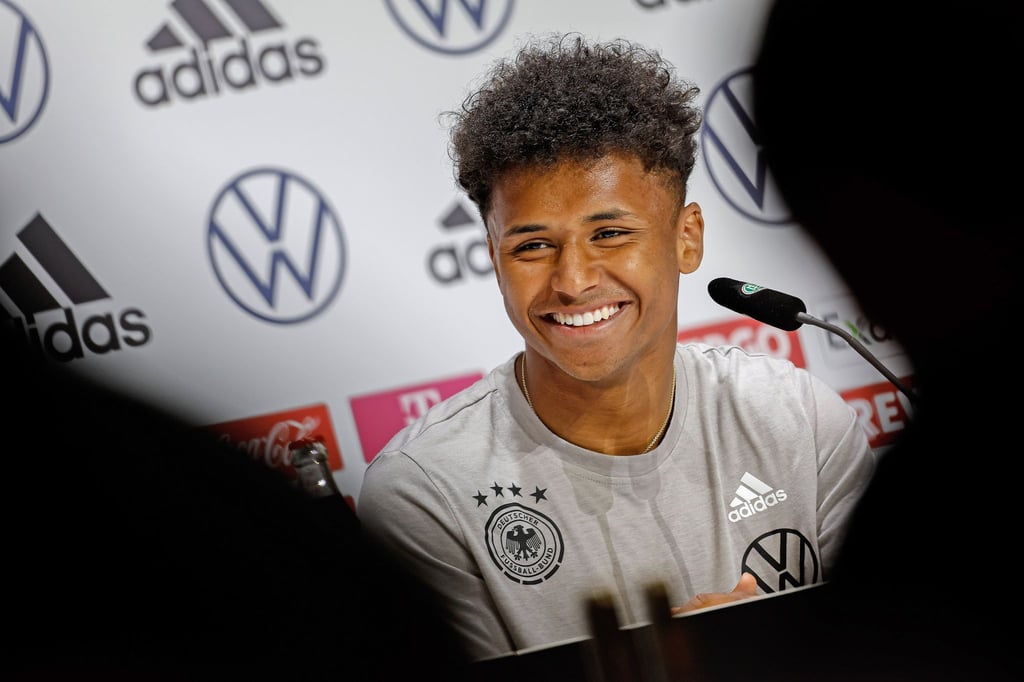 Hat gute Chancen auf die dauerhafte Berufung in die Nationalmannschaft: BVB-Neuzugang Karim Adeyemi bei der DFB-Pressekonferenz.