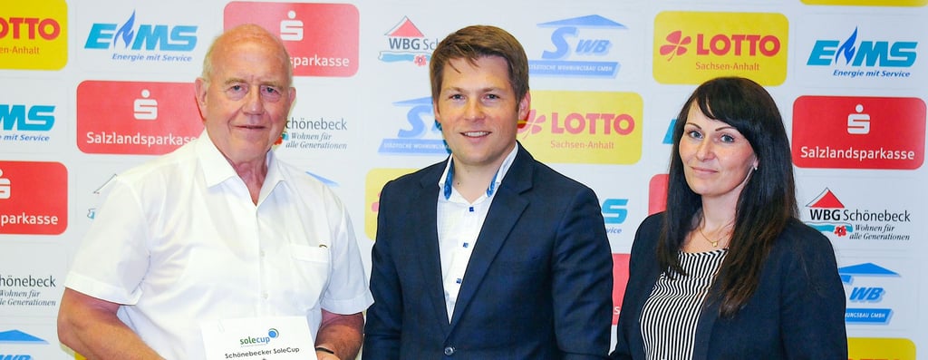 Freuen sich auf den „WBG-Fun-Fitness“-Wettbewerb (v.l.): Solecup-Gesamtleiter Hans Weber, Matthias Goldschmidt, Vorstandsmitglied der Wohnungsbaugenossenschaft Schönebeck, und Mitarbeiterin Catherin Kluge, zuständig für Marketing.