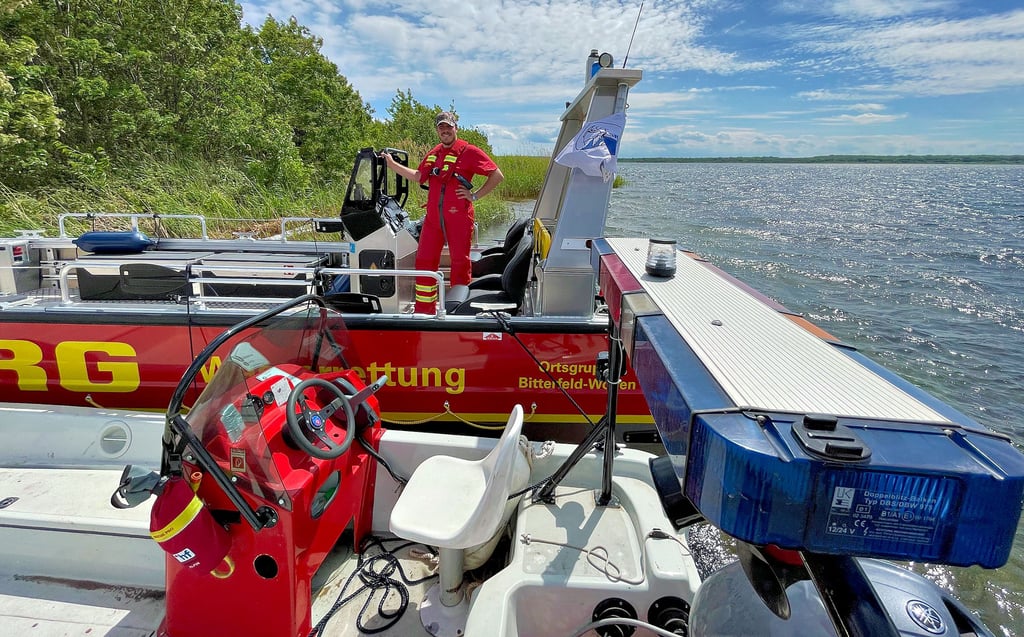 DLRG-Sanitäter Felix Grell auf einem der beiden Boote, die das Ufer der Halbinsel dauerhaft patrouillieren werden.