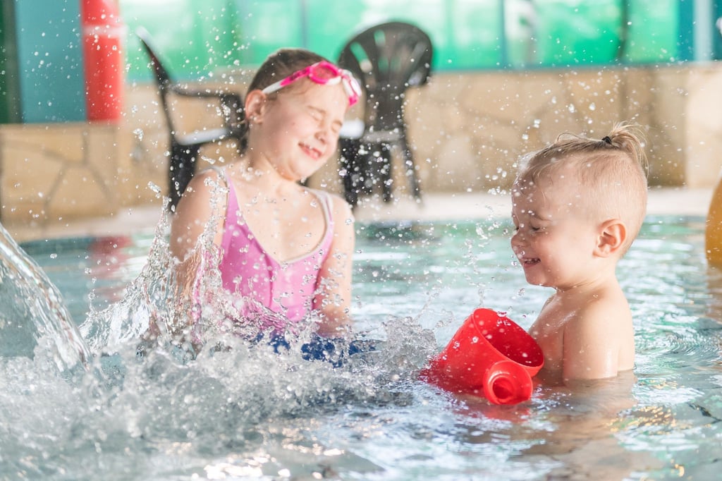 Regelmäßig ins Schwimmbad: Das ist wichtig, damit die Kinder mit dem Wasser vertraut werden. Spritzwasser - etwa durch eine Fontäne oder beim Wasserballspiel - macht dann irgendwann gar nicht mehr so viel aus.