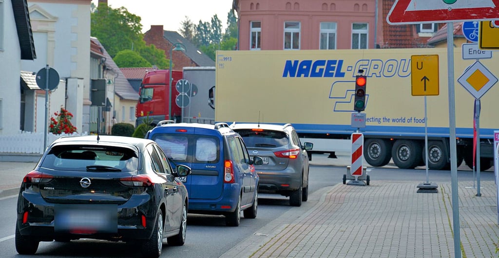 Mühsam schlängeln sich die Lkw-Kolonnen durch Kalbes Straßen. Wer durch die Stadt will, muss jetzt mehr Zeit einplanen.